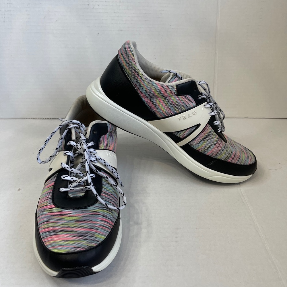 TRAQ womens athletic shoe sz US 9.5 TRA-QAR-5152